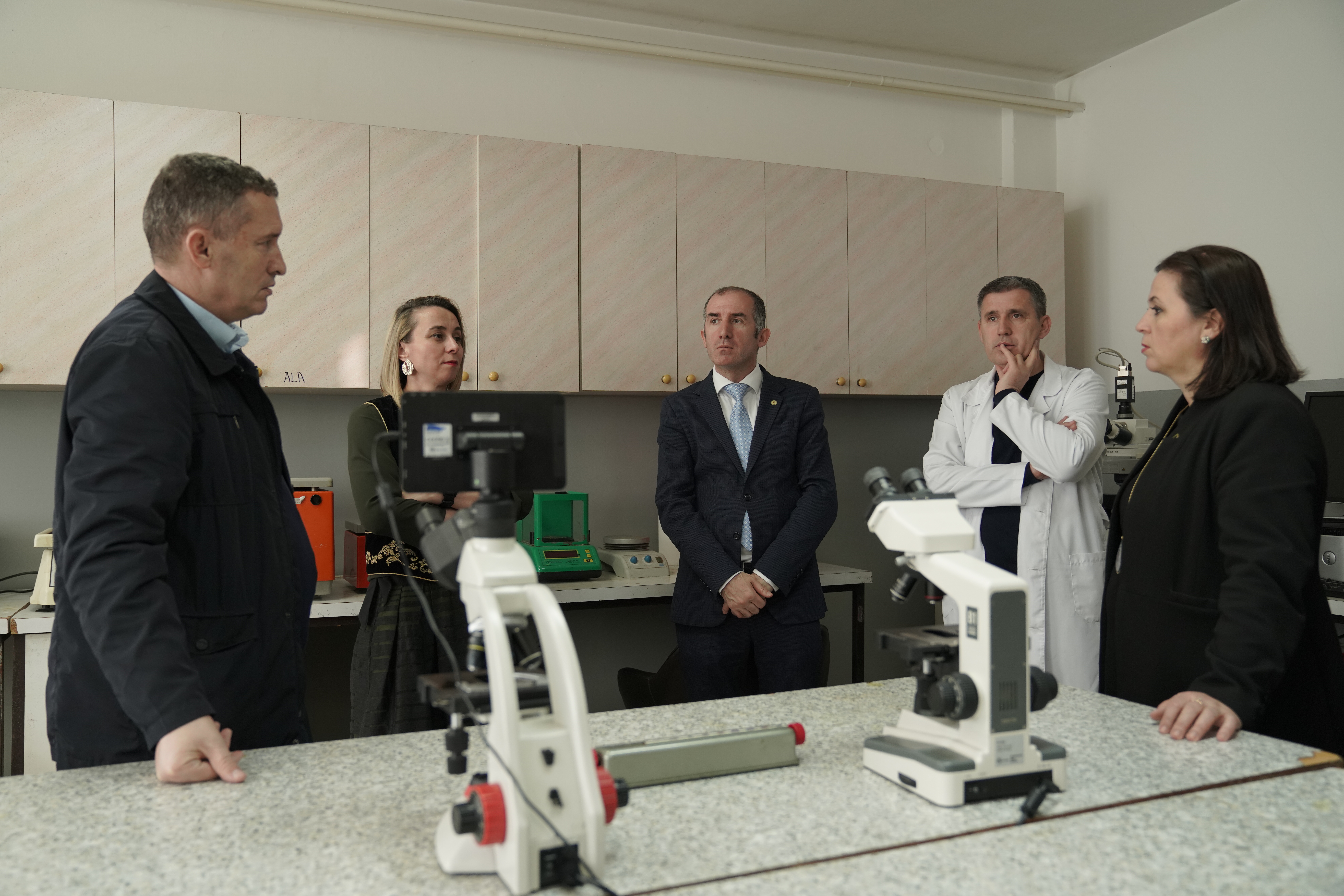 Investohet në pajisje të reja laboratorike për të mbështetur kërkimet bashkëkohore në FSHMN